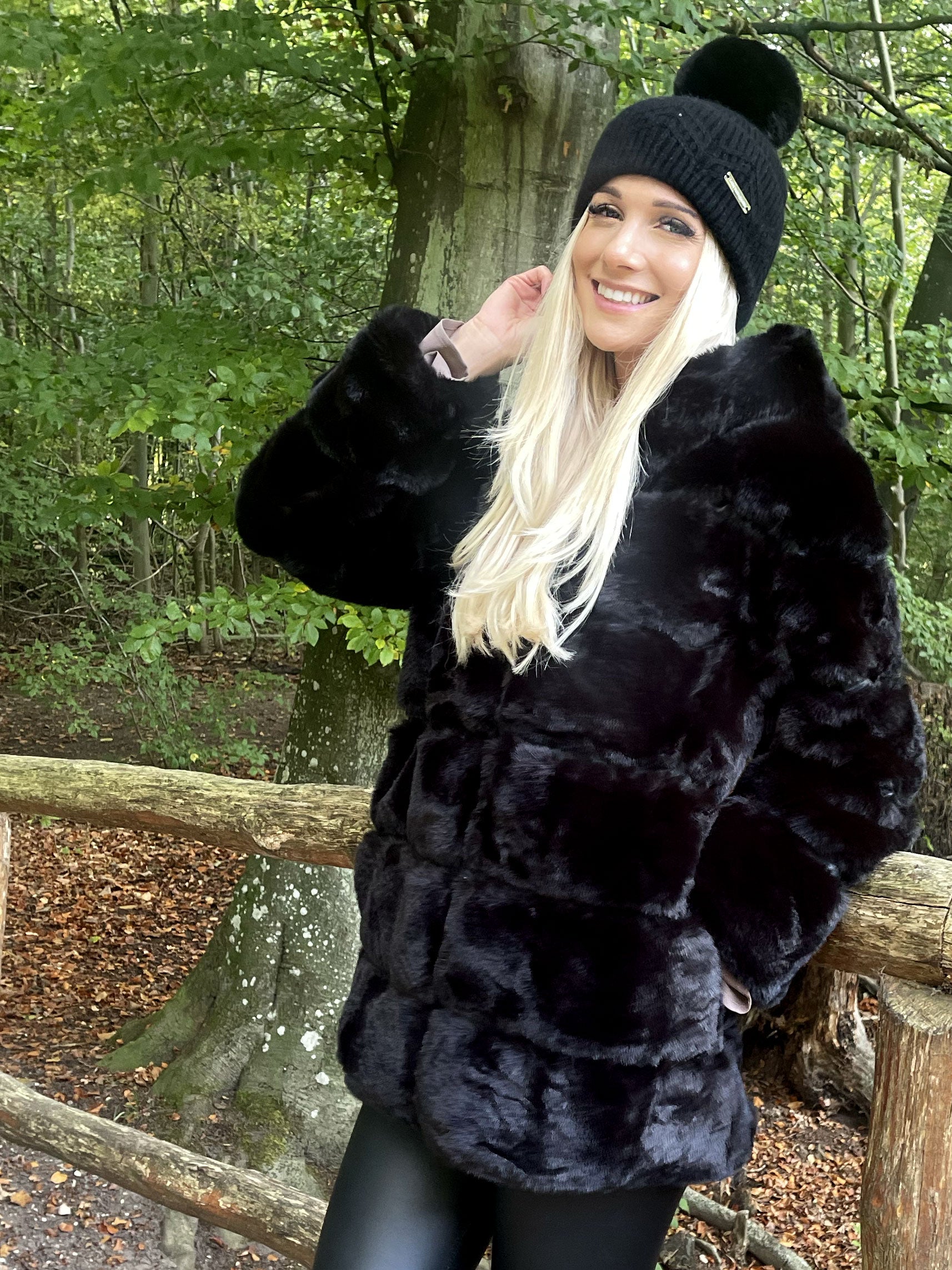 Haley Short - Snygg pälsjacka med luva i falsk päls